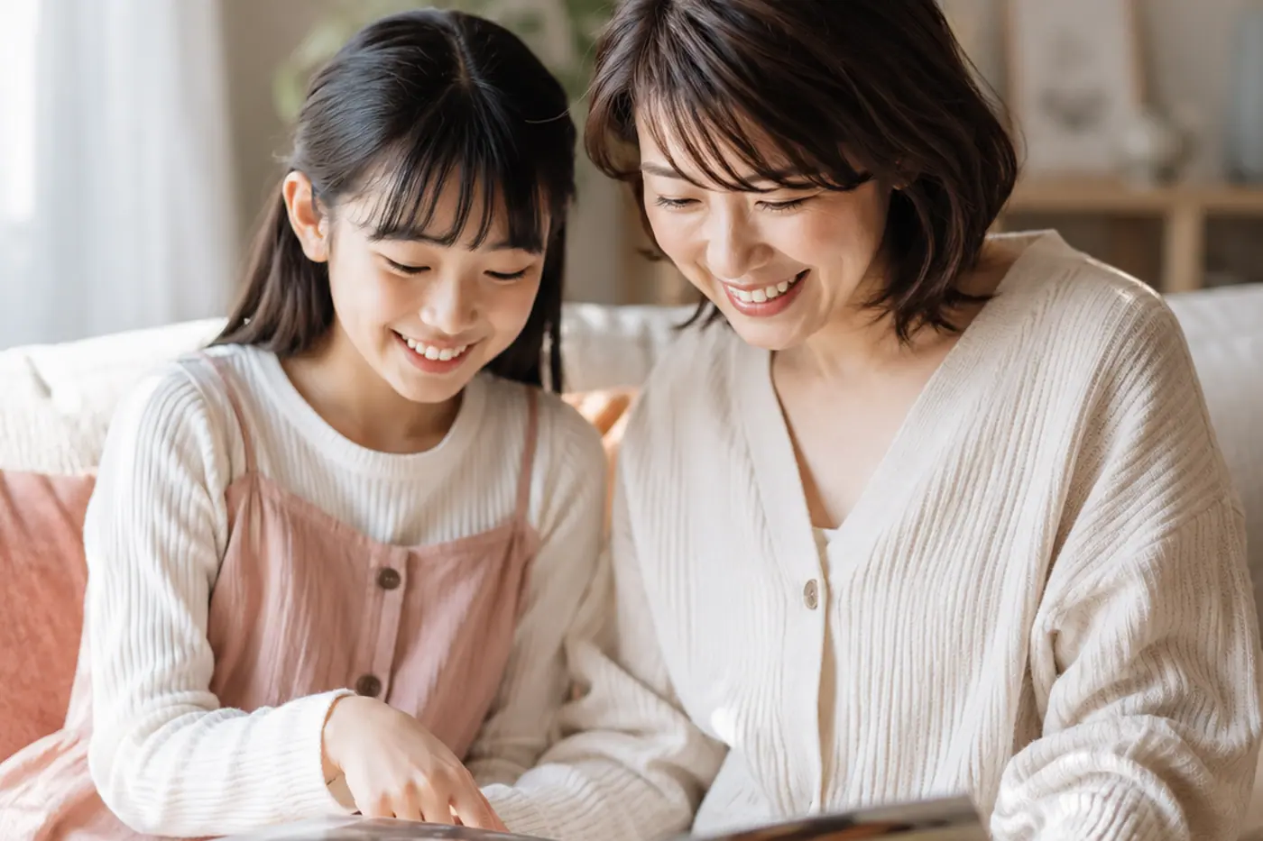 家族で写真アルバムを眺める様子